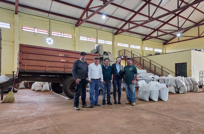 IPTA – Capitán Miranda facility in Itapúa, Paraguay, with Ing. Agr. Epifanio Altamirano Brítez, Dr. Emilia Mikulewicz and IPTA staff — context: native maize documentation and conservation.